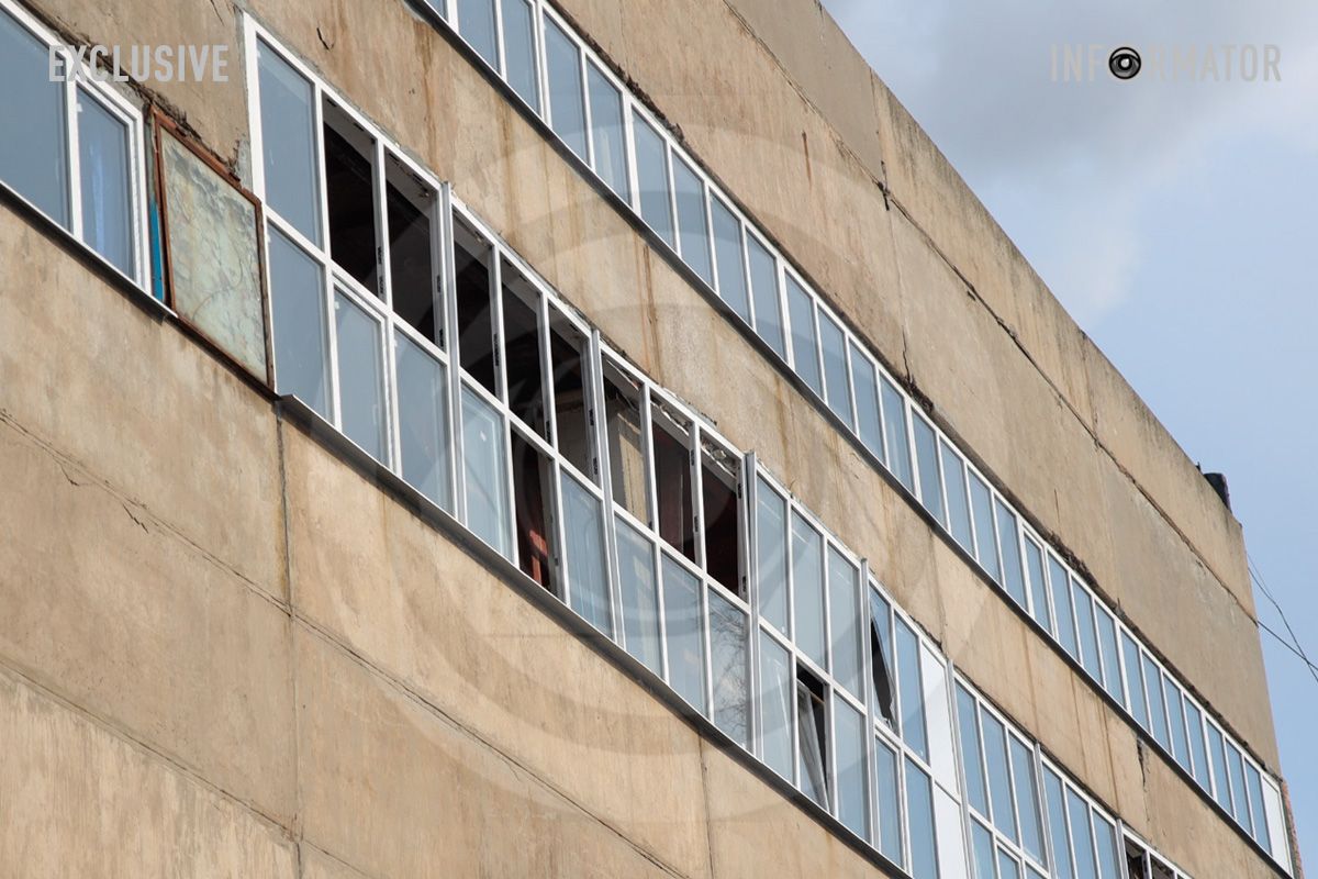 По состоянию на 11:30 на месте происшествия работают рабочие, устраняющие последствия инцидента