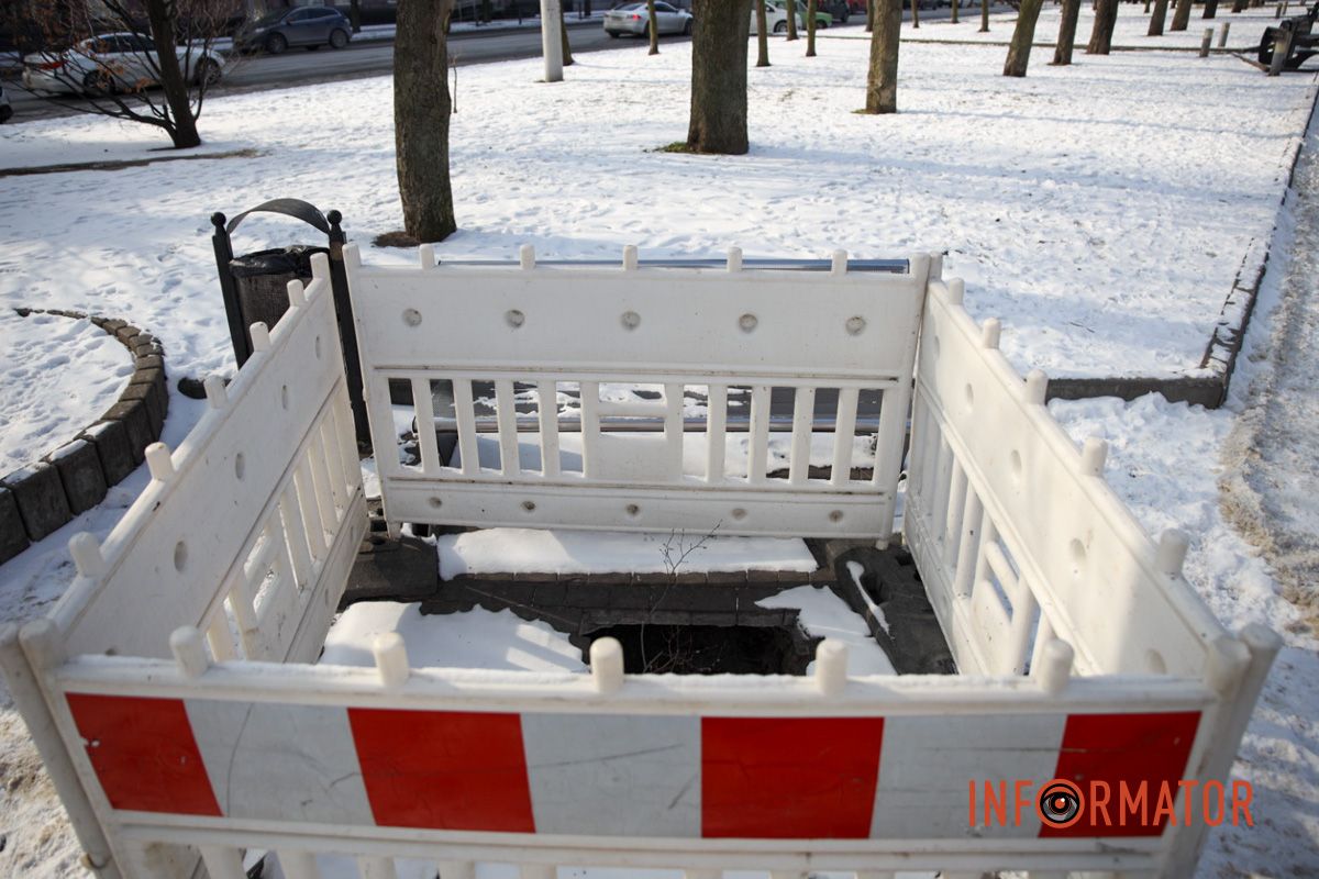 У Дніпрі на Січеславській Набережній утворилося провалля на пішохідній зоні 7