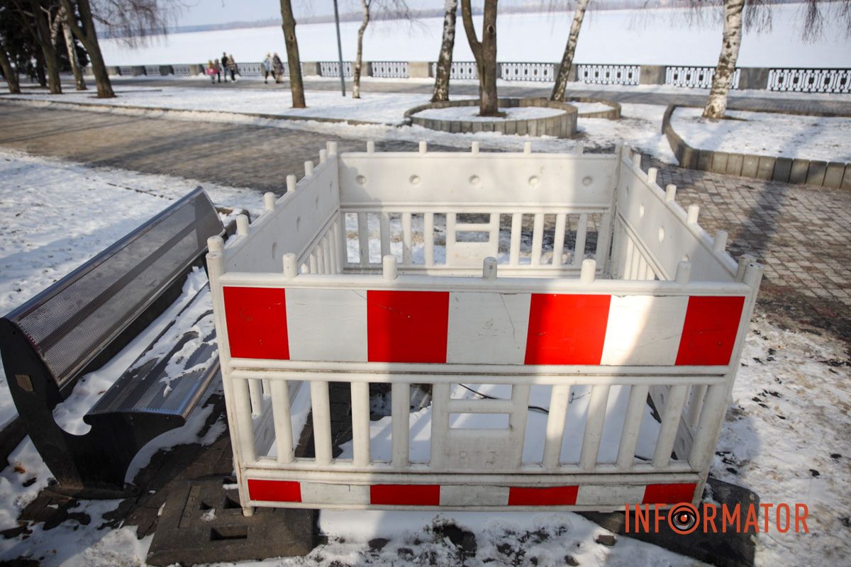 У Дніпрі на Січеславській Набережній утворилося провалля на пішохідній зоні 6