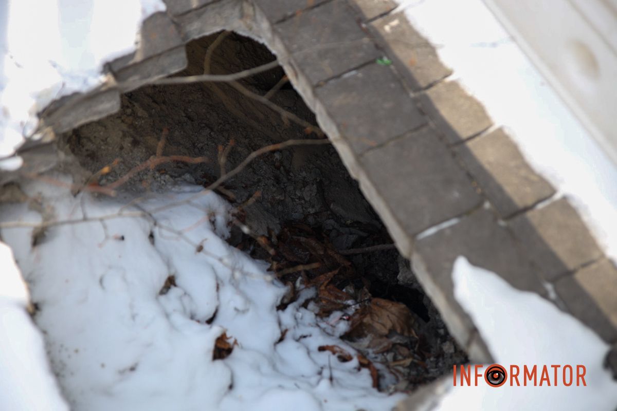 У Дніпрі на Січеславській Набережній утворилося провалля на пішохідній зоні 5