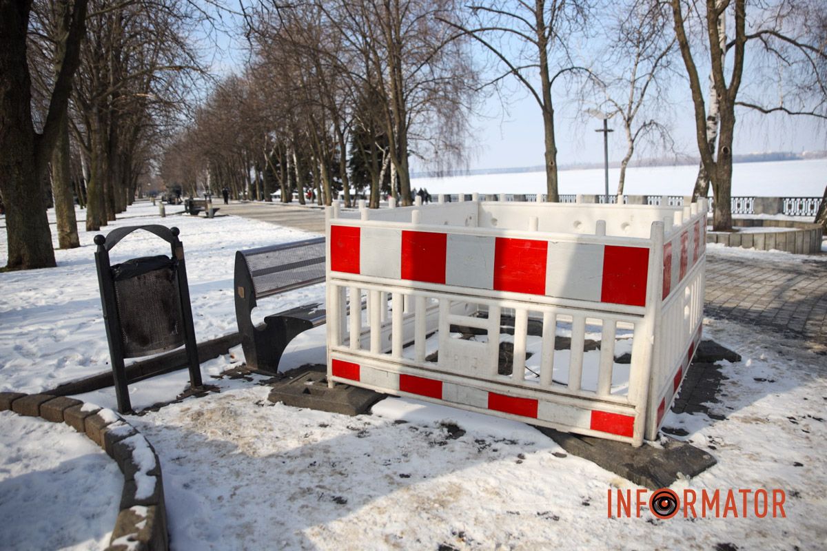 У Дніпрі на Січеславській Набережній утворилося провалля на пішохідній зоні 3