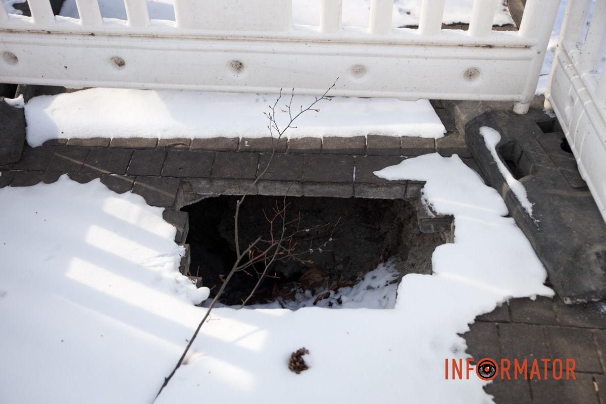 У Дніпрі на Січеславській Набережній утворилося провалля на пішохідній зоні 2