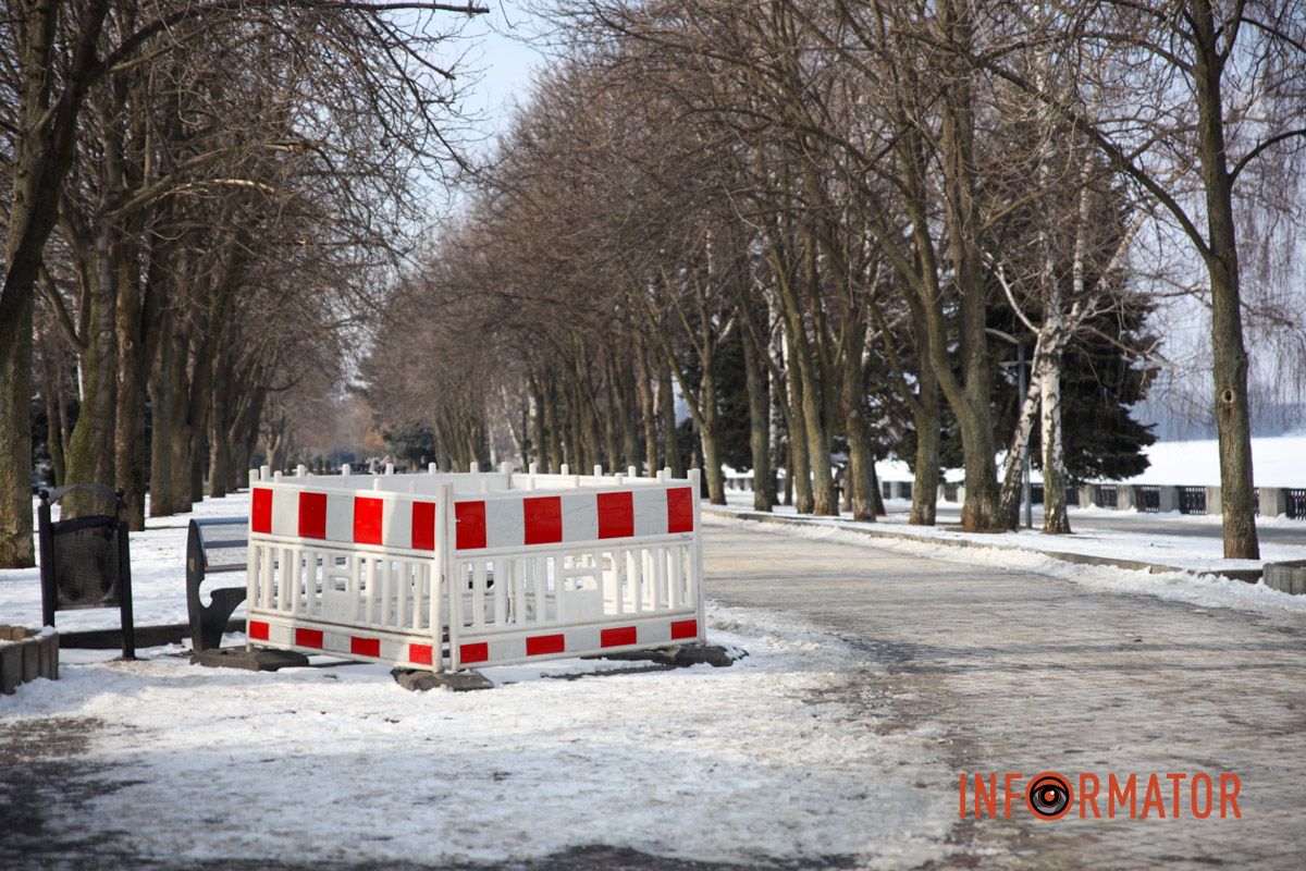 У Дніпрі на Січеславській Набережній утворилося провалля на пішохідній зоні 1