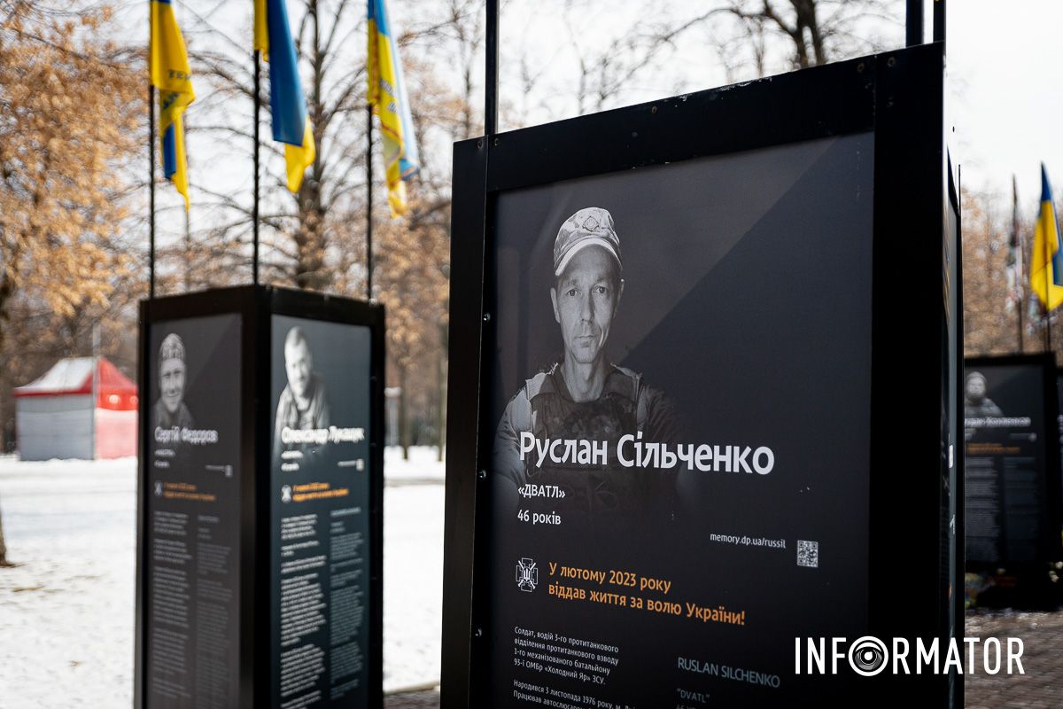 Дніпро шанує Героїв У Дніпрі у сквері Героїв оновили меморіал загиблим захисникам: як він виглядає 19