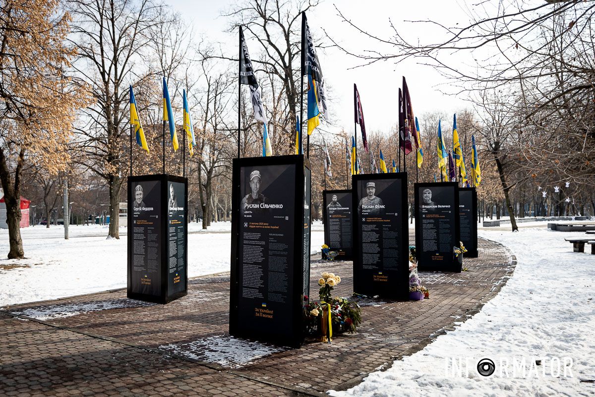 Нові історії про загиблих захисників У Дніпрі у сквері Героїв оновили меморіал загиблим захисникам: як він виглядає 18