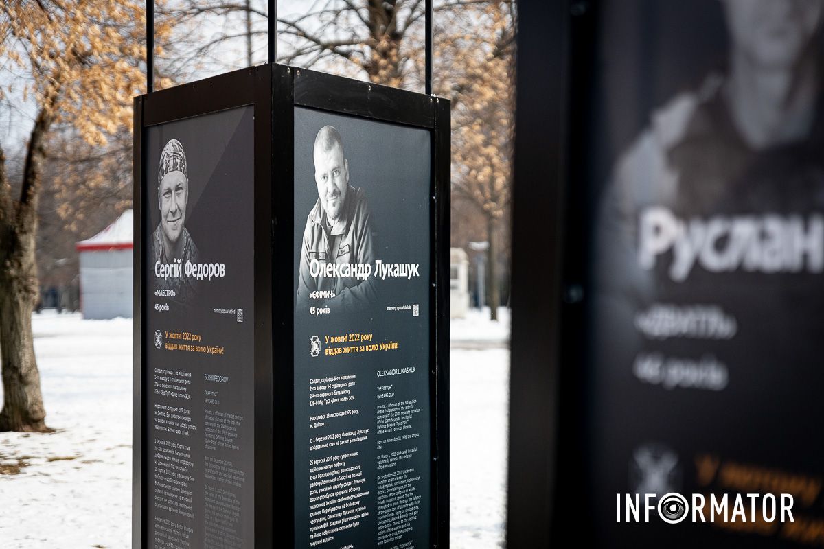 Військові, які загинули на війні У Дніпрі у сквері Героїв оновили меморіал загиблим захисникам: як він виглядає 17
