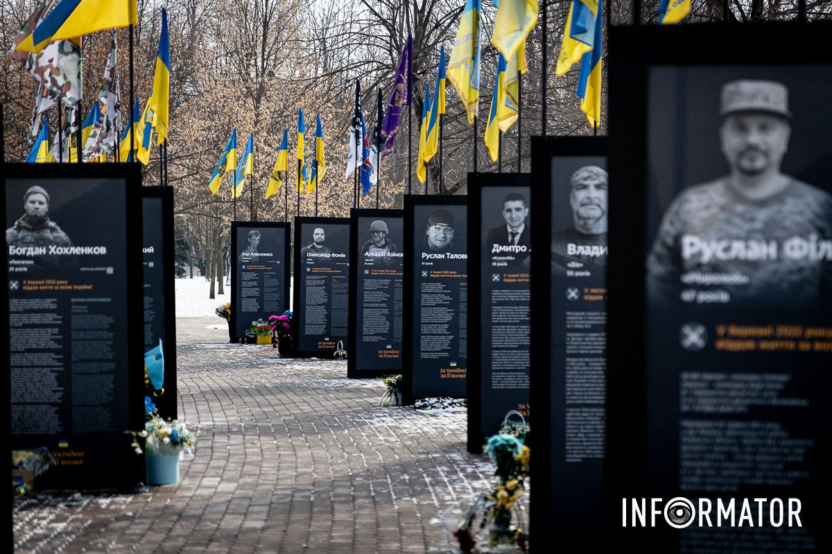 Вони загинули за Україну  У Дніпрі у сквері Героїв оновили меморіал загиблим захисникам: як він виглядає 16