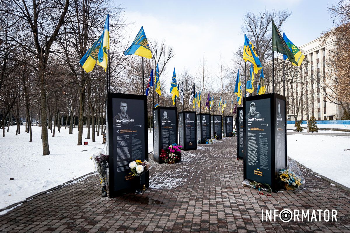 Низький уклін  У Дніпрі у сквері Героїв оновили меморіал загиблим захисникам: як він виглядає 14