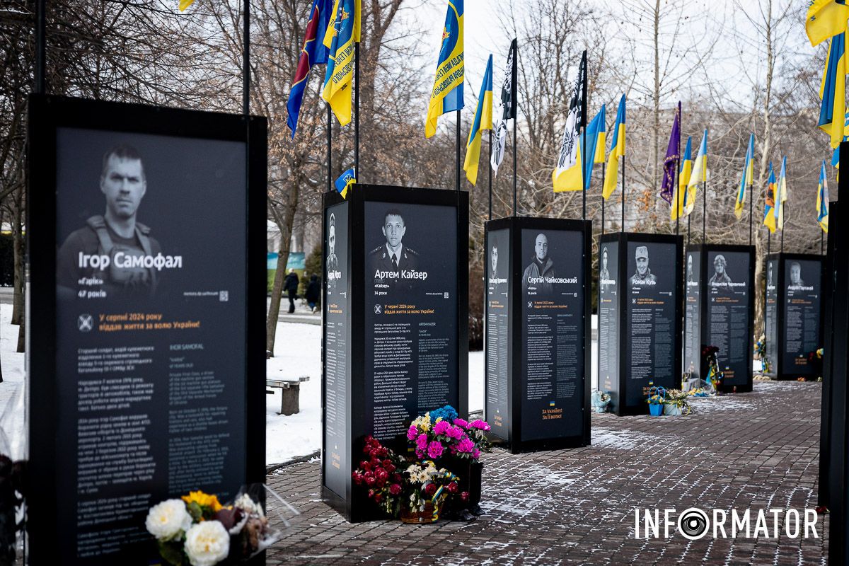 Вічна слава Героям! У Дніпрі у сквері Героїв оновили меморіал загиблим захисникам: як він виглядає 13