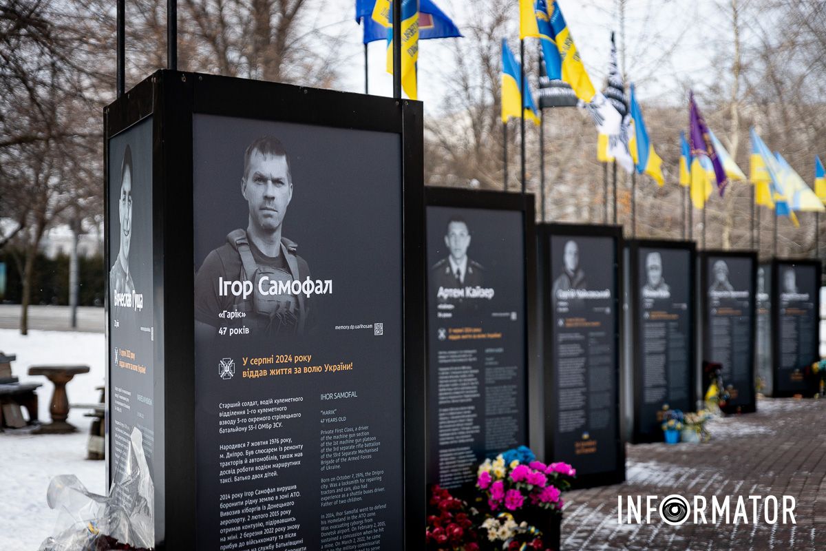 Фото  - Максим Якушев У Дніпрі у сквері Героїв оновили меморіал загиблим захисникам: як він виглядає 12