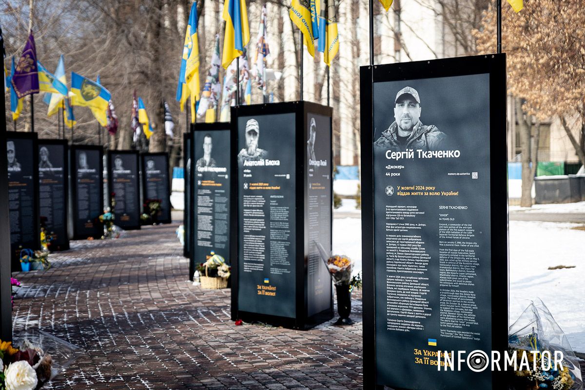 Там можна знайти більше інформації про загиблих воїнів У Дніпрі у сквері Героїв оновили меморіал загиблим захисникам: як він виглядає 10