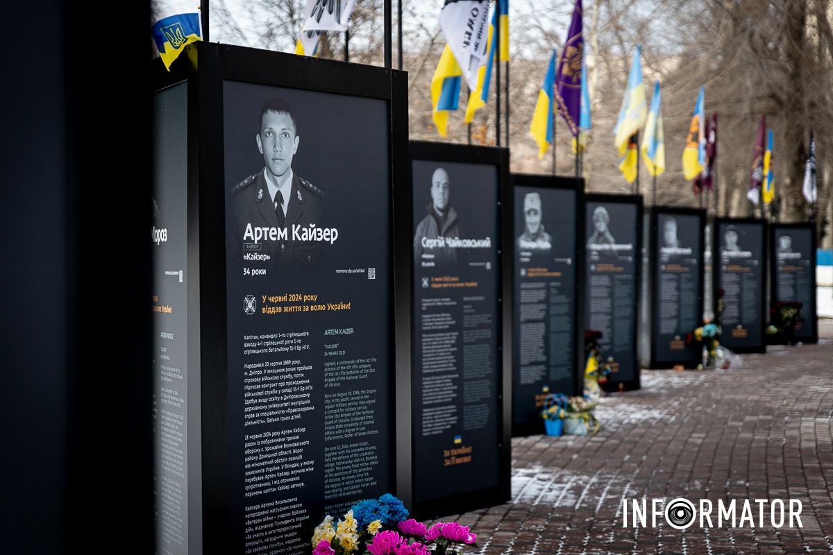 Кожен банер оснащений QR-кодом У Дніпрі у сквері Героїв оновили меморіал загиблим захисникам: як він виглядає 9