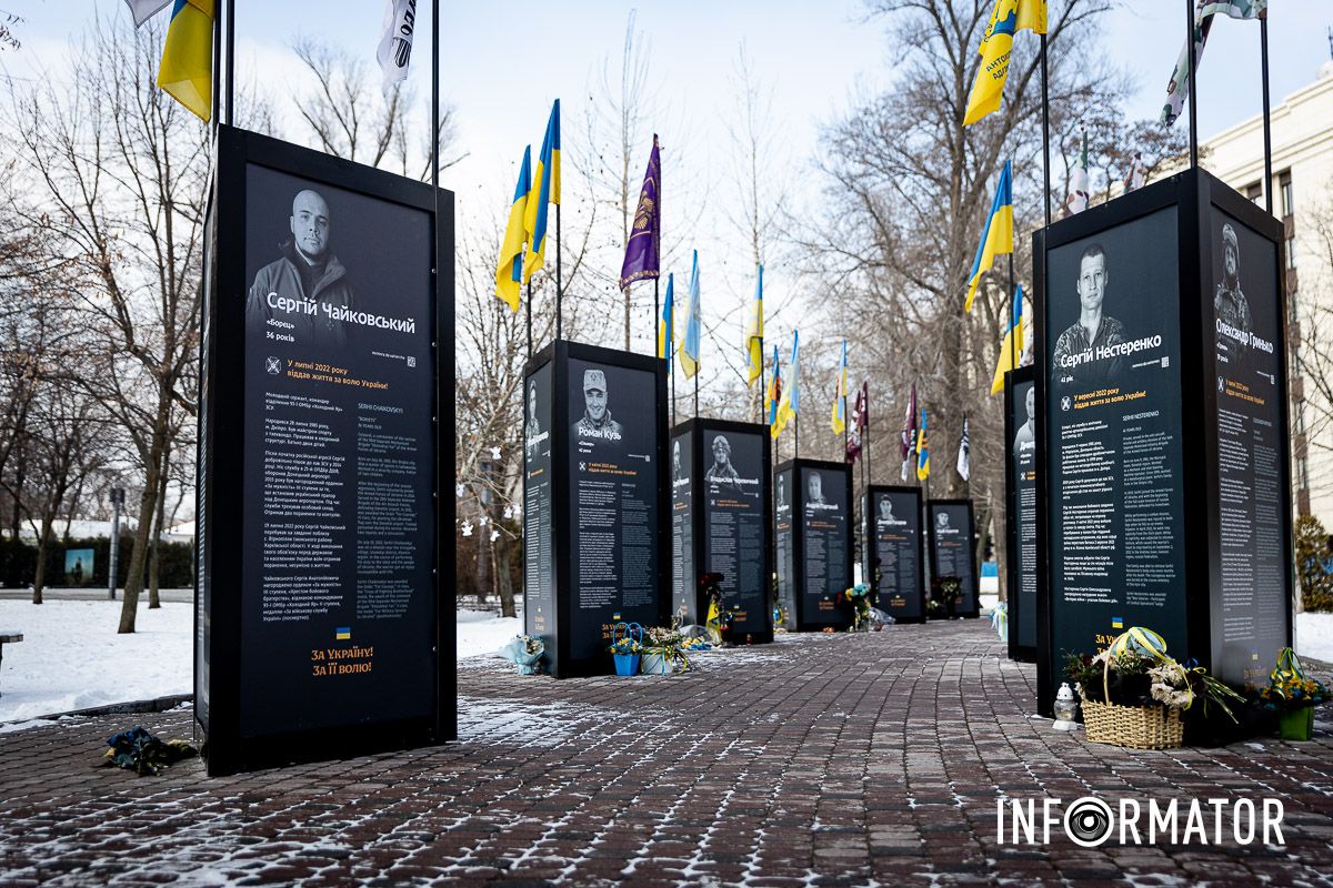 ля багатьох рідних це місце стало символом пам’яті У Дніпрі у сквері Героїв оновили меморіал загиблим захисникам: як він виглядає 8