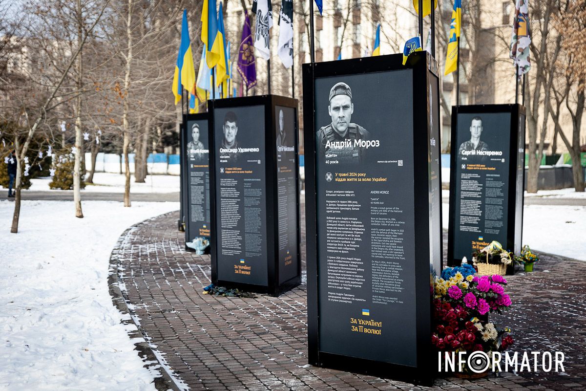 Разом вони розповідають 45 історій про українських військових У Дніпрі у сквері Героїв оновили меморіал загиблим захисникам: як він виглядає 7