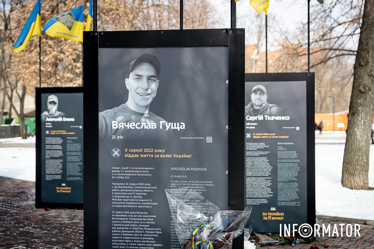 У сквері встановили 15 тригранних конструкцій, на кожній з яких – три банери У Дніпрі у сквері Героїв оновили меморіал загиблим захисникам: як він виглядає 6