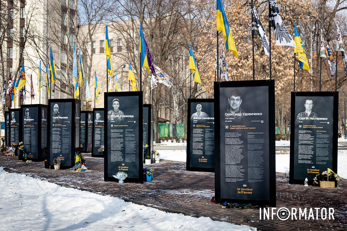 Його мета – увічнити пам’ять про загиблих захисників, чиї життя були пов’язані з Дніпром У Дніпрі у сквері Героїв оновили меморіал загиблим захисникам: як він виглядає 5