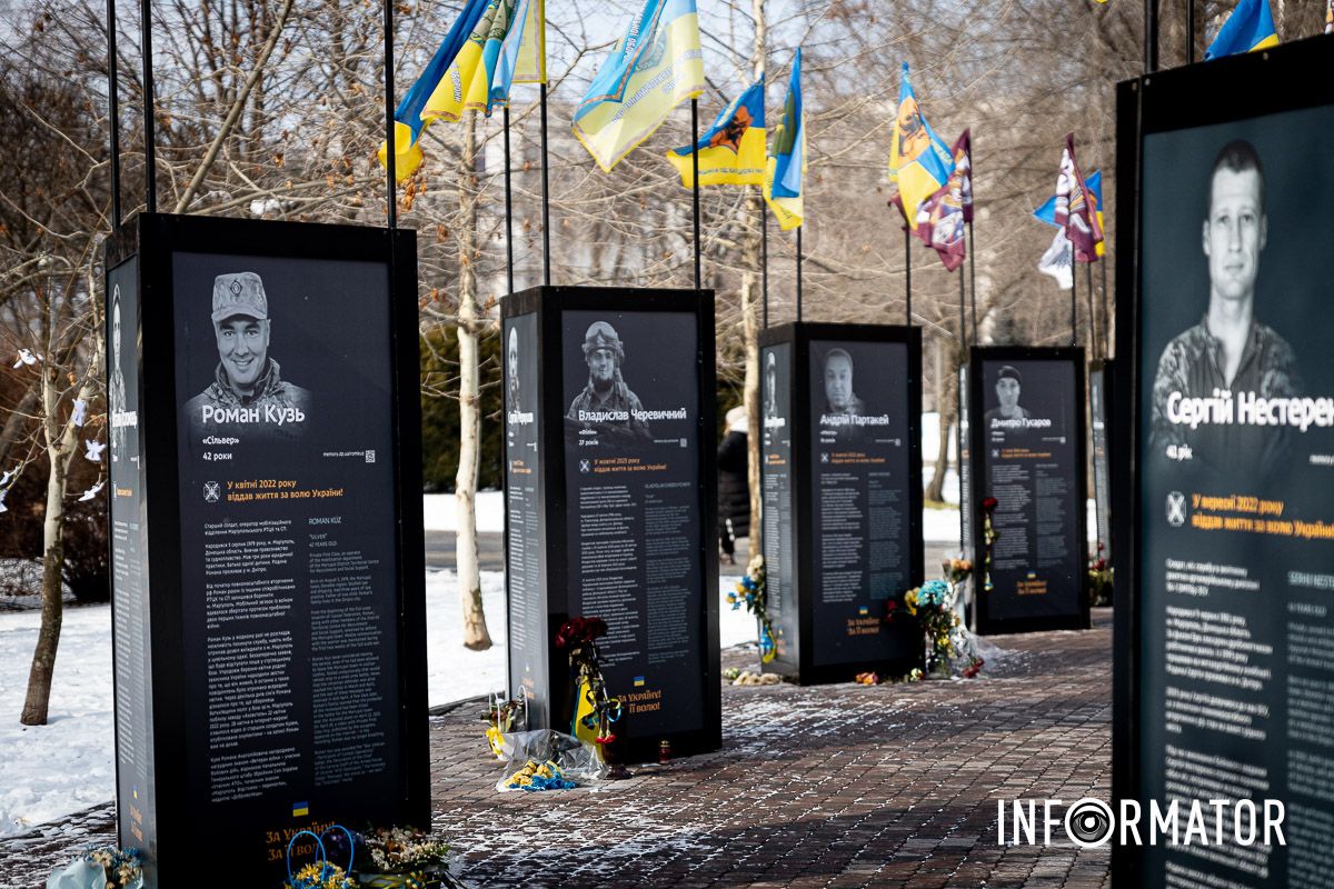 У сквері Героїв встановили нові стенди з розповідями про 45 військових, які загинули за Україну У Дніпрі у сквері Героїв оновили меморіал загиблим захисникам: як він виглядає 2
