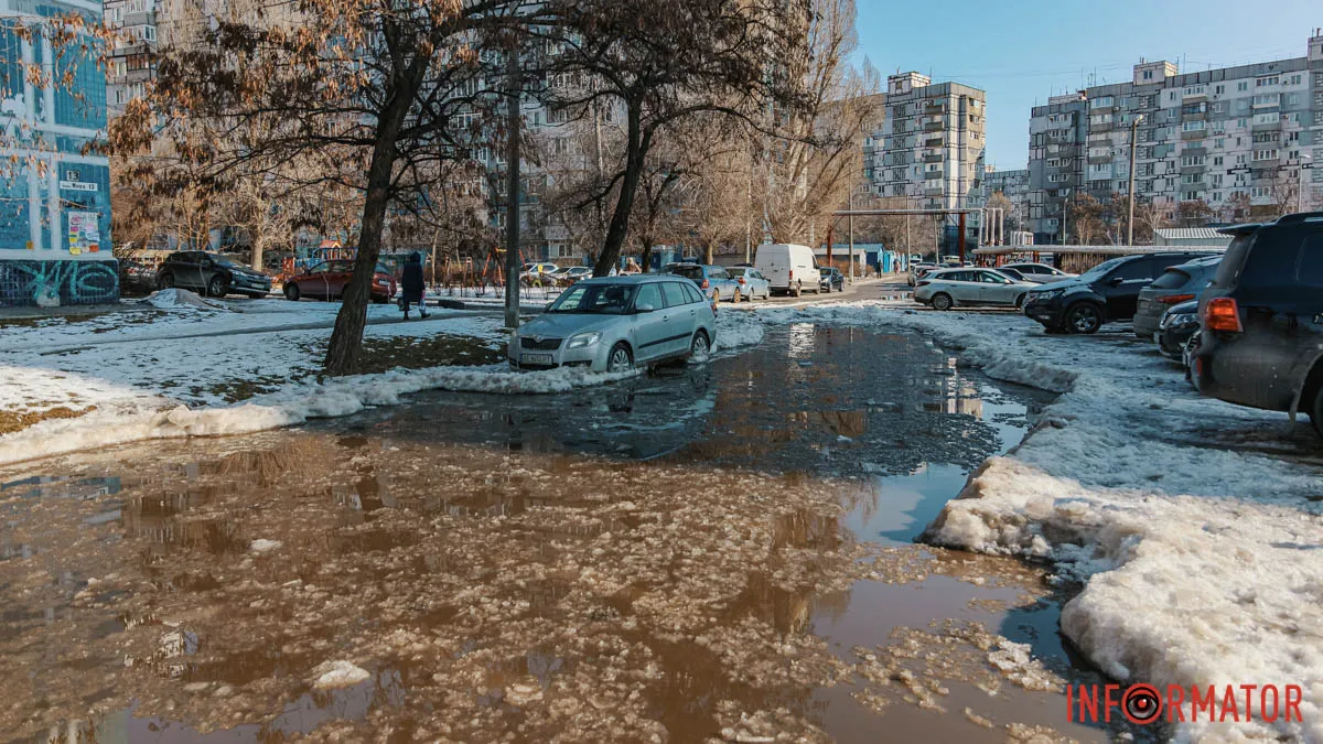 Вулиця перетворилася на ріку: у Дніпрі бульвар Кобзаря заливає водою, автівки вмерзають у кригу