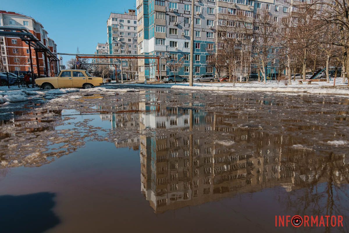 Большая лужа Улица превратилась в реку: в Днепре бульвар Кобзаря заливает водой, авто вмерзают в лед 17