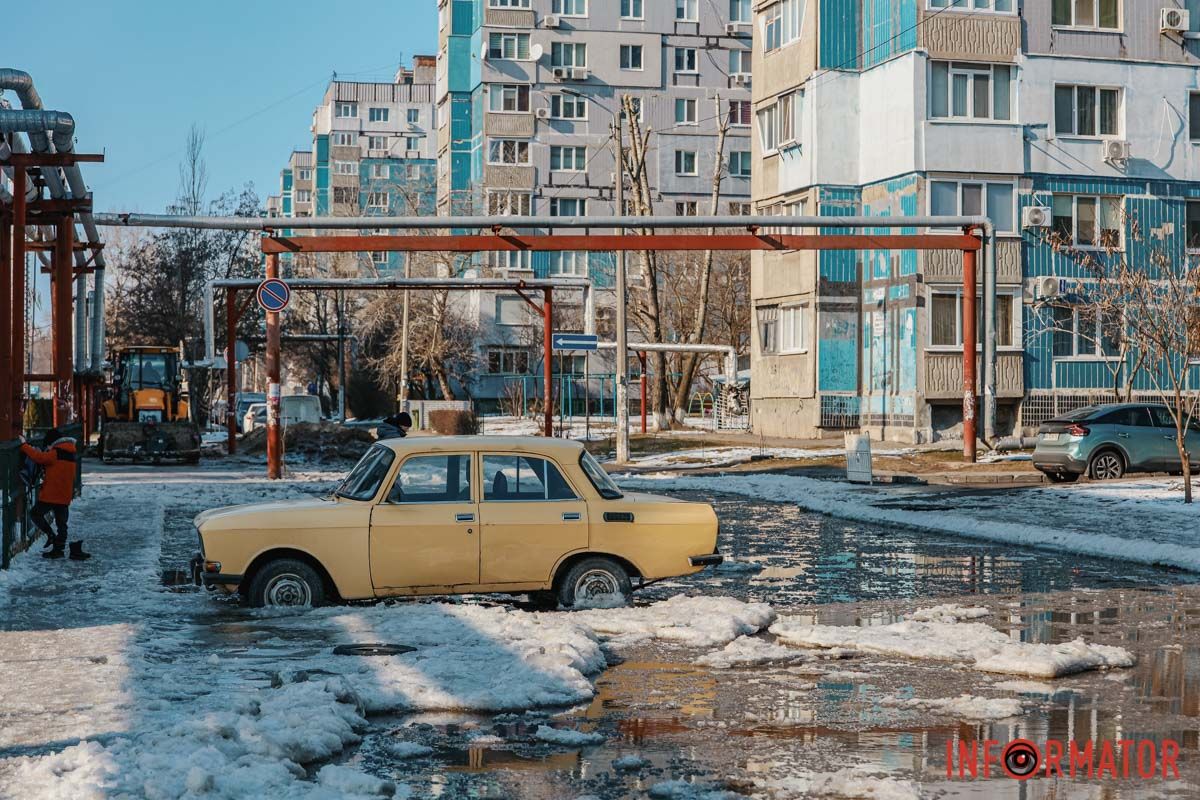 Водителям приходится практически "доплывать" до авто Улица превратилась в реку: в Днепре бульвар Кобзаря заливает водой, авто вмерзают в лед 16