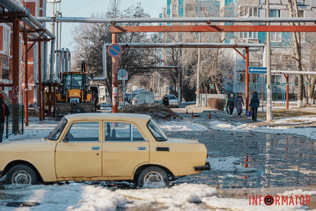 По предварительным данным из соцсетей, проблема возникла из-за работы коммунальщиков Улица превратилась в реку: в Днепре бульвар Кобзаря заливает водой, авто вмерзают в лед 4
