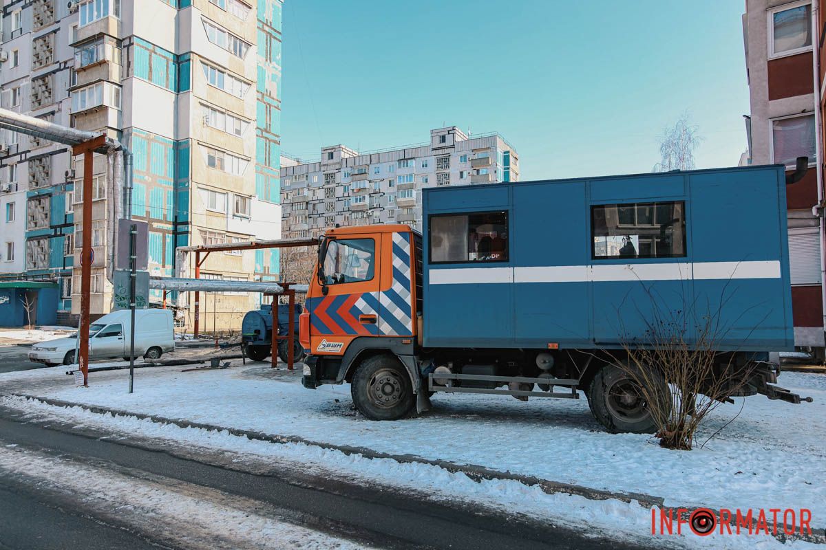 Предварительно, они разрыли яму, чтобы добраться до прорыва на трубе Улица превратилась в реку: в Днепре бульвар Кобзаря заливает водой, авто вмерзают в лед 5