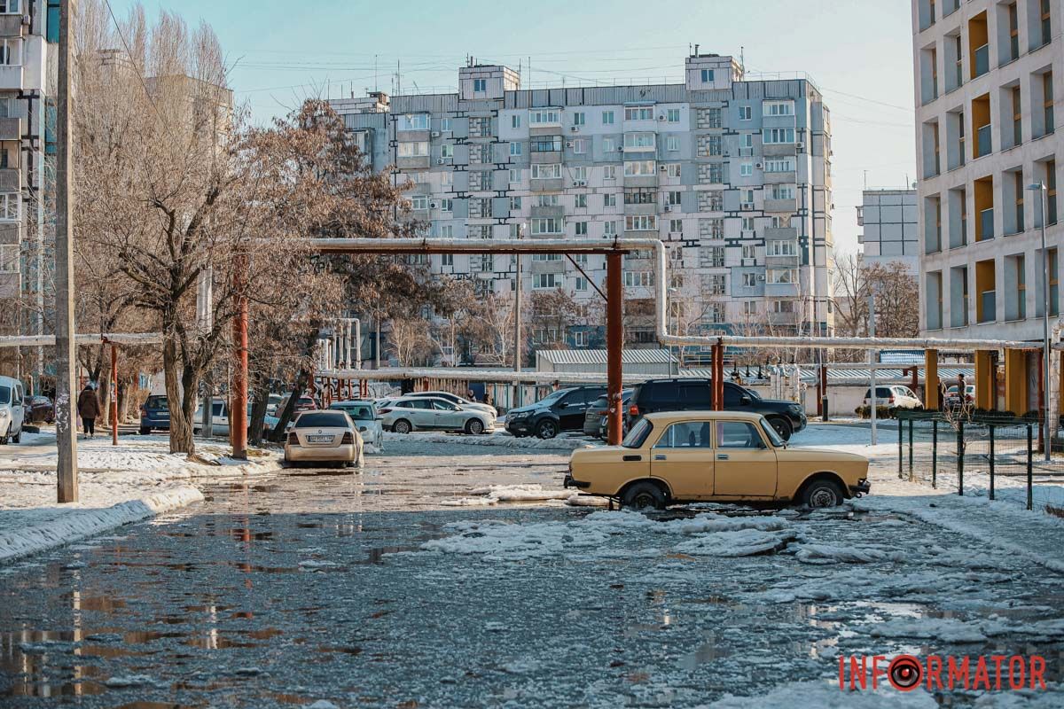 Вода из ямы потекла на дороги Улица превратилась в реку: в Днепре бульвар Кобзаря заливает водой, авто вмерзают в лед 6