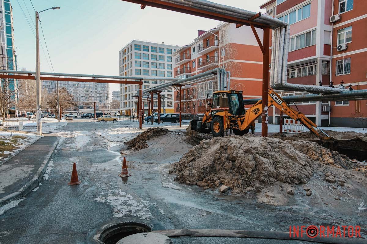 Колеса припаркованных автомобилей вмерзают в лед Улица превратилась в реку: в Днепре бульвар Кобзаря заливает водой, авто вмерзают в лед 7