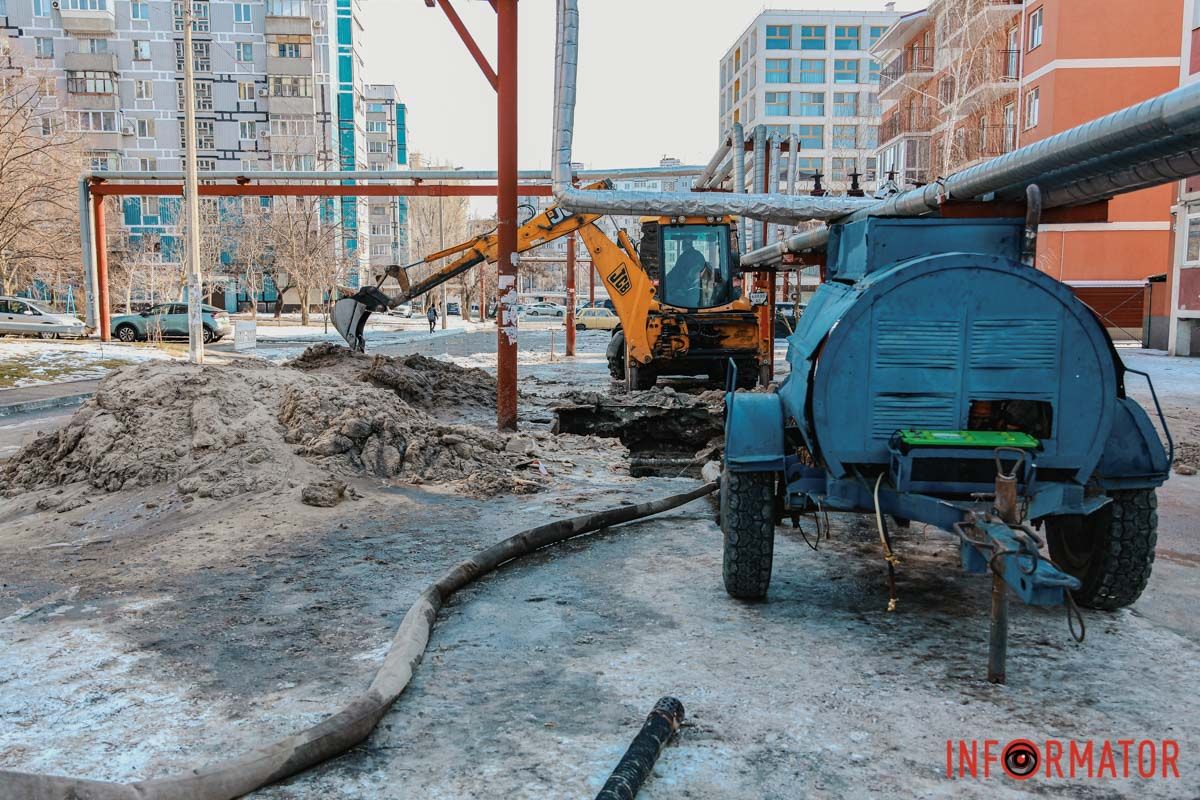 Коммунальщики уже занимаются проблемой Улица превратилась в реку: в Днепре бульвар Кобзаря заливает водой, авто вмерзают в лед 9