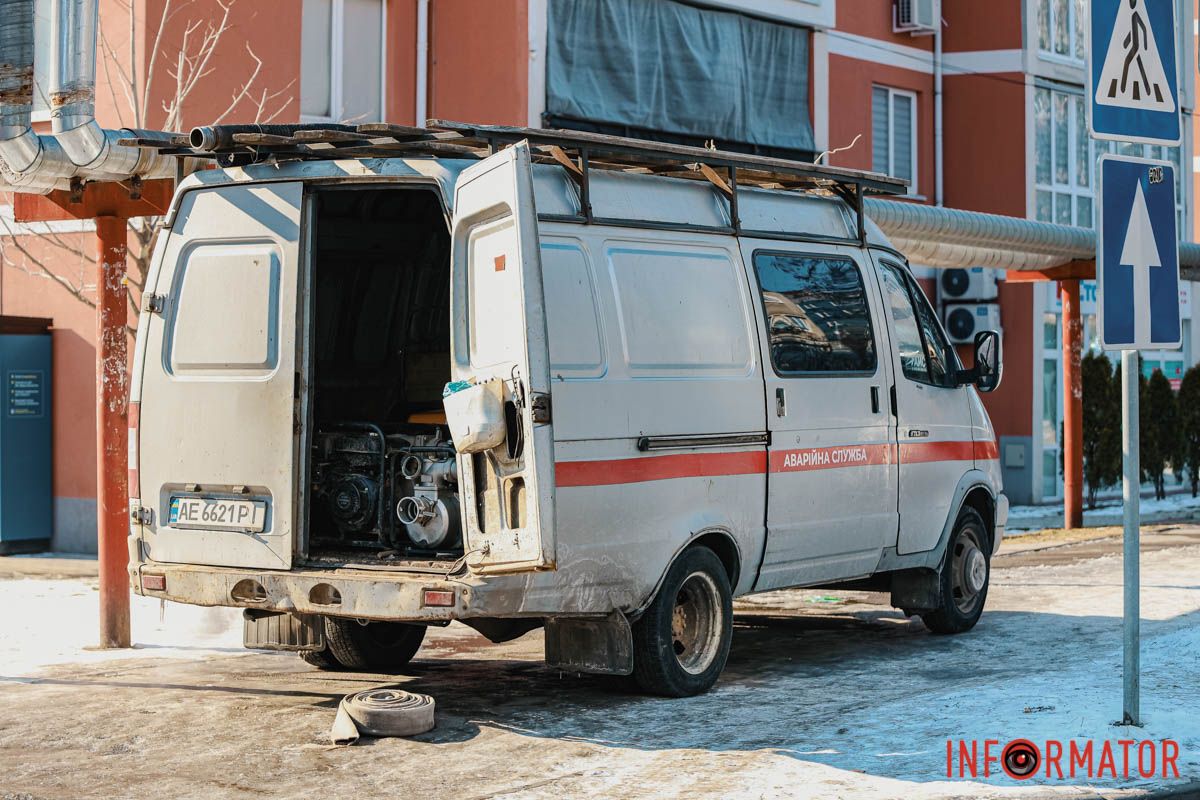 Аварийная служба на месте происшествия Улица превратилась в реку: в Днепре бульвар Кобзаря заливает водой, авто вмерзают в лед 10