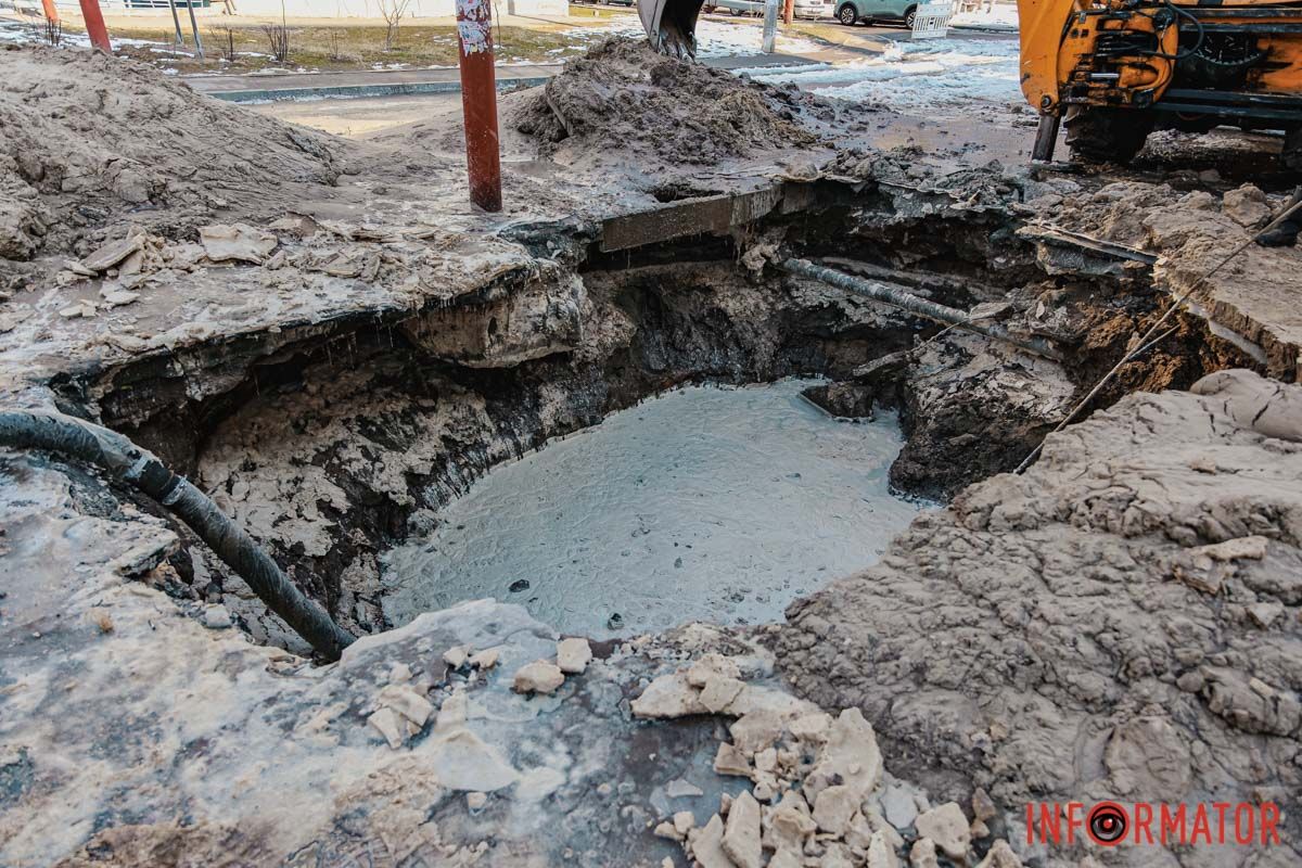 Грязная вода Улица превратилась в реку: в Днепре бульвар Кобзаря заливает водой, авто вмерзают в лед 12