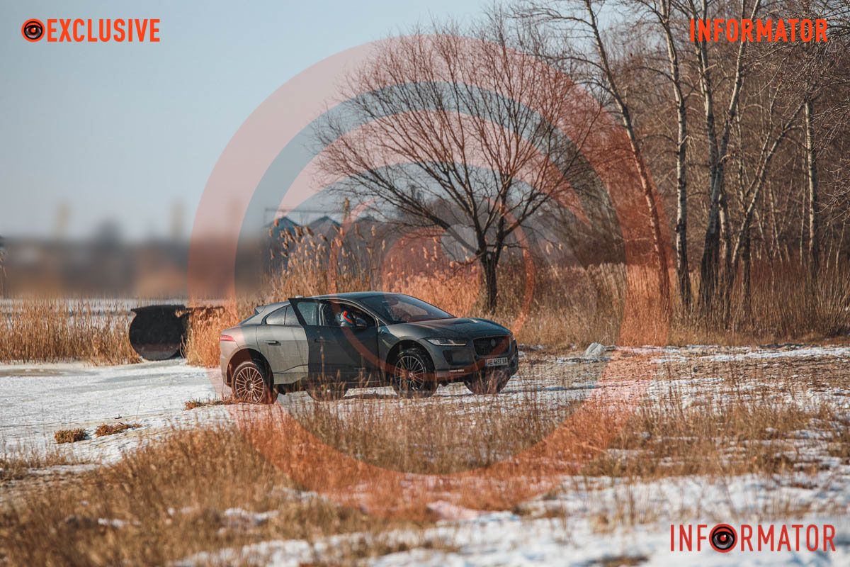 У понеділок, 24 лютого, у Дніпрі автомобіль Jaguar виїхав на кригу