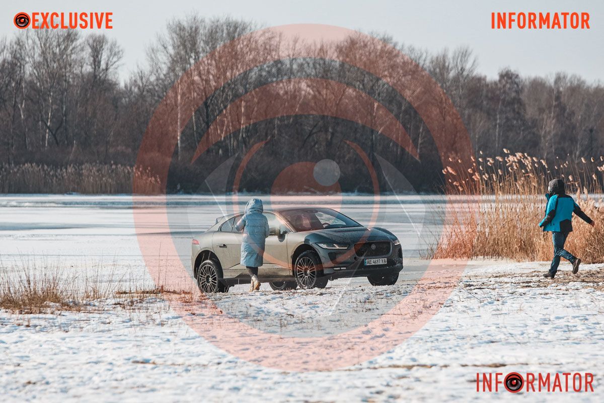 У Дніпрі на пляжі Сагайдак Jaguar провалився під лід 2