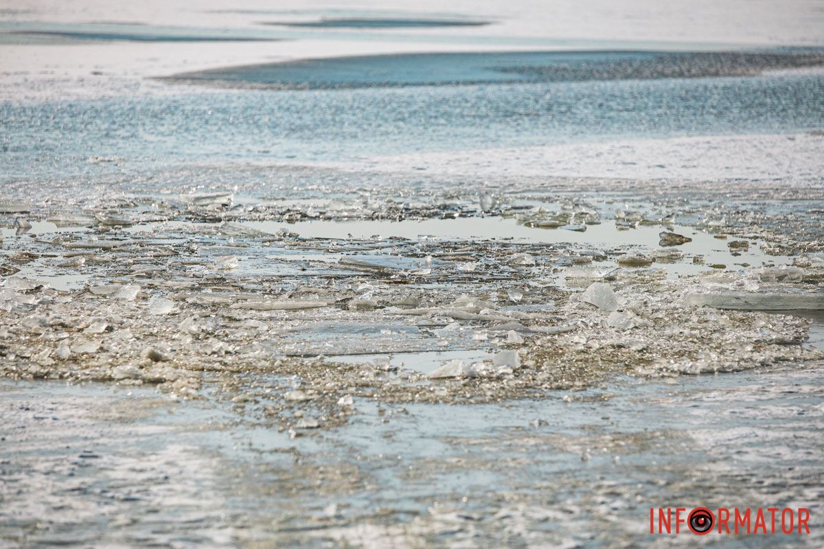 Лід провалився під машиною і вона застрягла