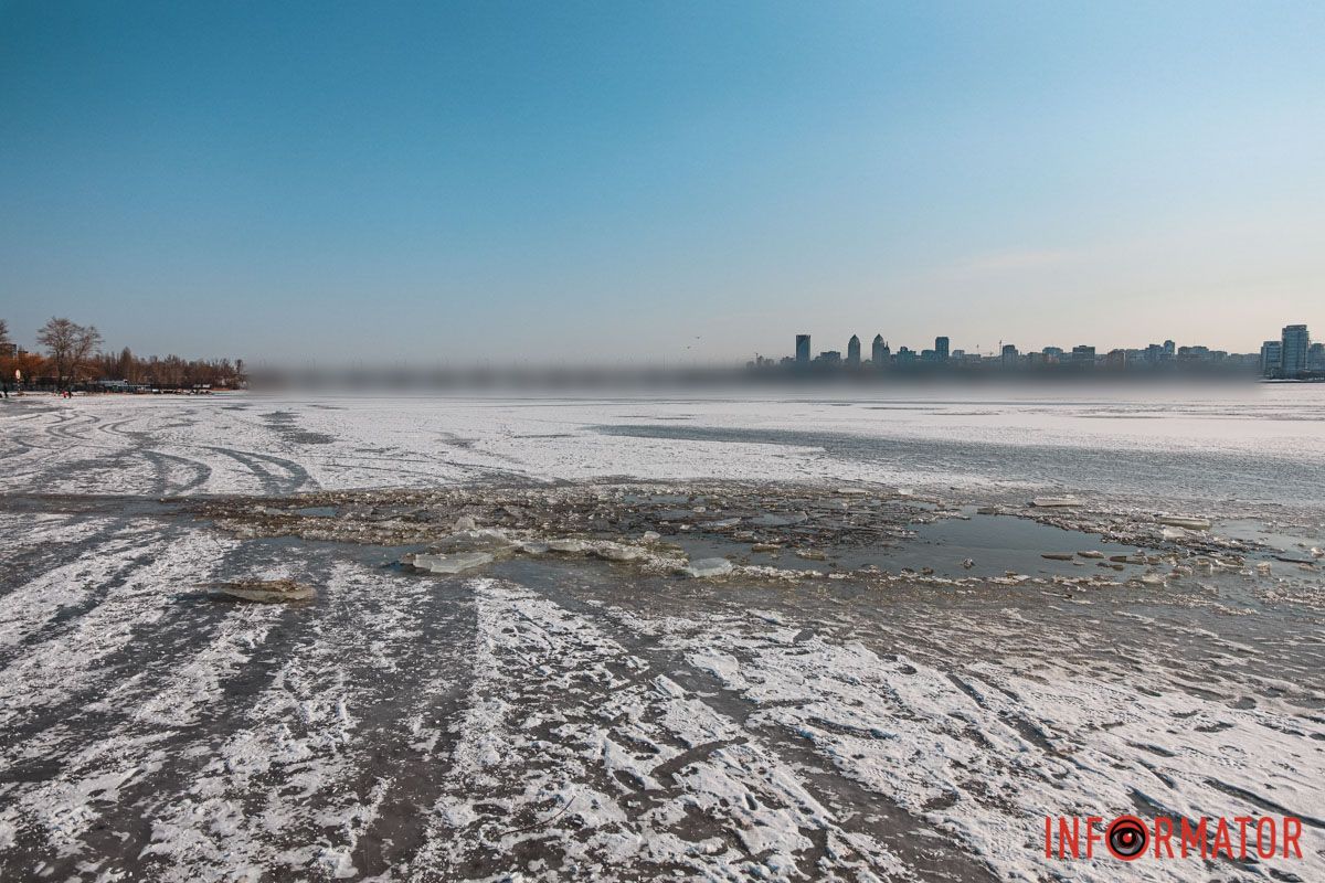 Автівка від'їхала від берега на декілька метрів