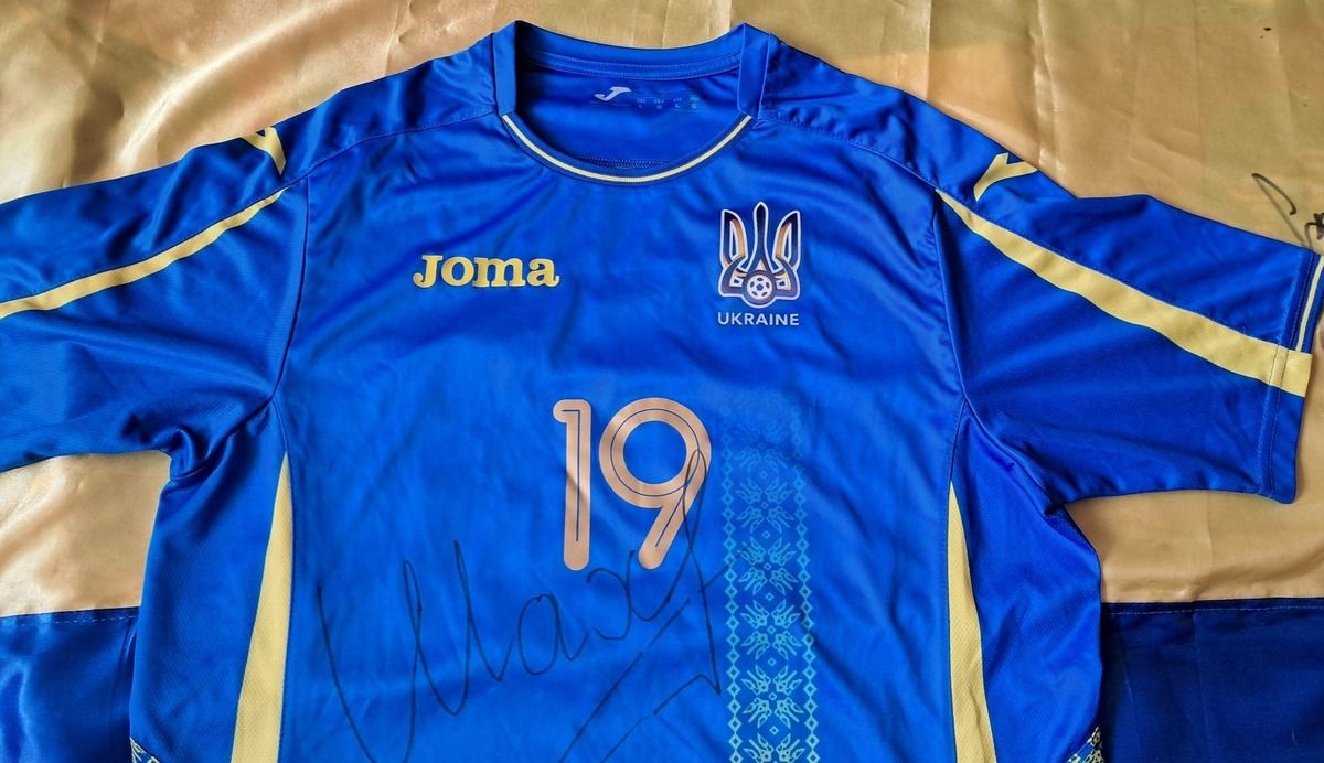 У Дніпрі розігрують футболку збірної України з футболу з автографом Євгена Шахова У Дніпрі розігрують футболку збірної України з футболу з автографом Євгена Шахова