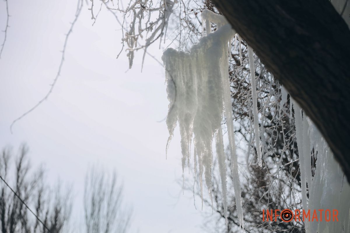 У Дніпрі на Богдана Хмельницького через порив труби на вулиці утворилася крижана казка 2