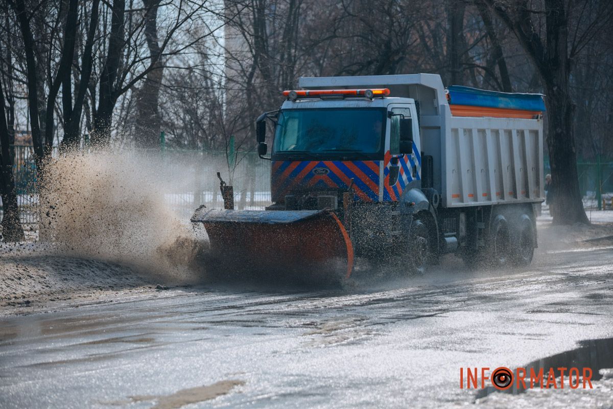 У Дніпрі на Богдана Хмельницького через порив труби на вулиці утворилася крижана казка 1
