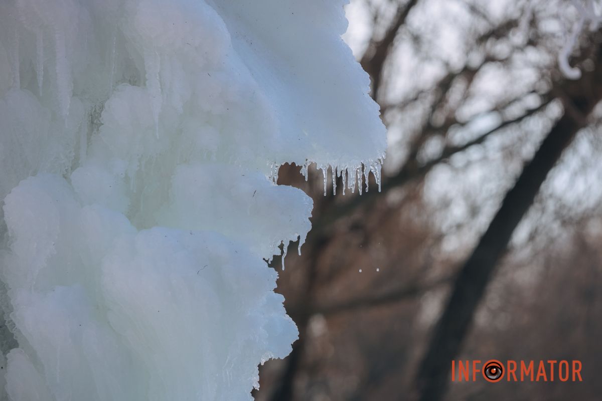 У Дніпрі на Богдана Хмельницького через порив труби на вулиці утворилася крижана казка 3
