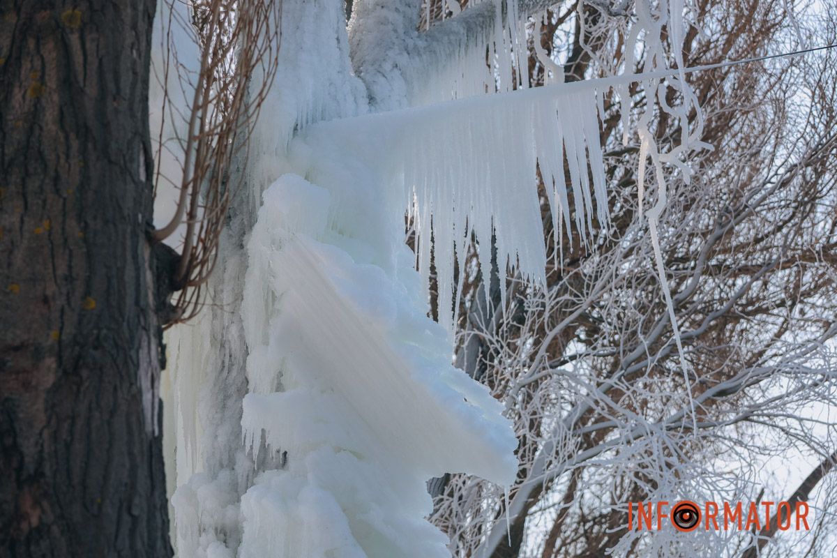 У Дніпрі на Богдана Хмельницького через порив труби на вулиці утворилася крижана казка 4