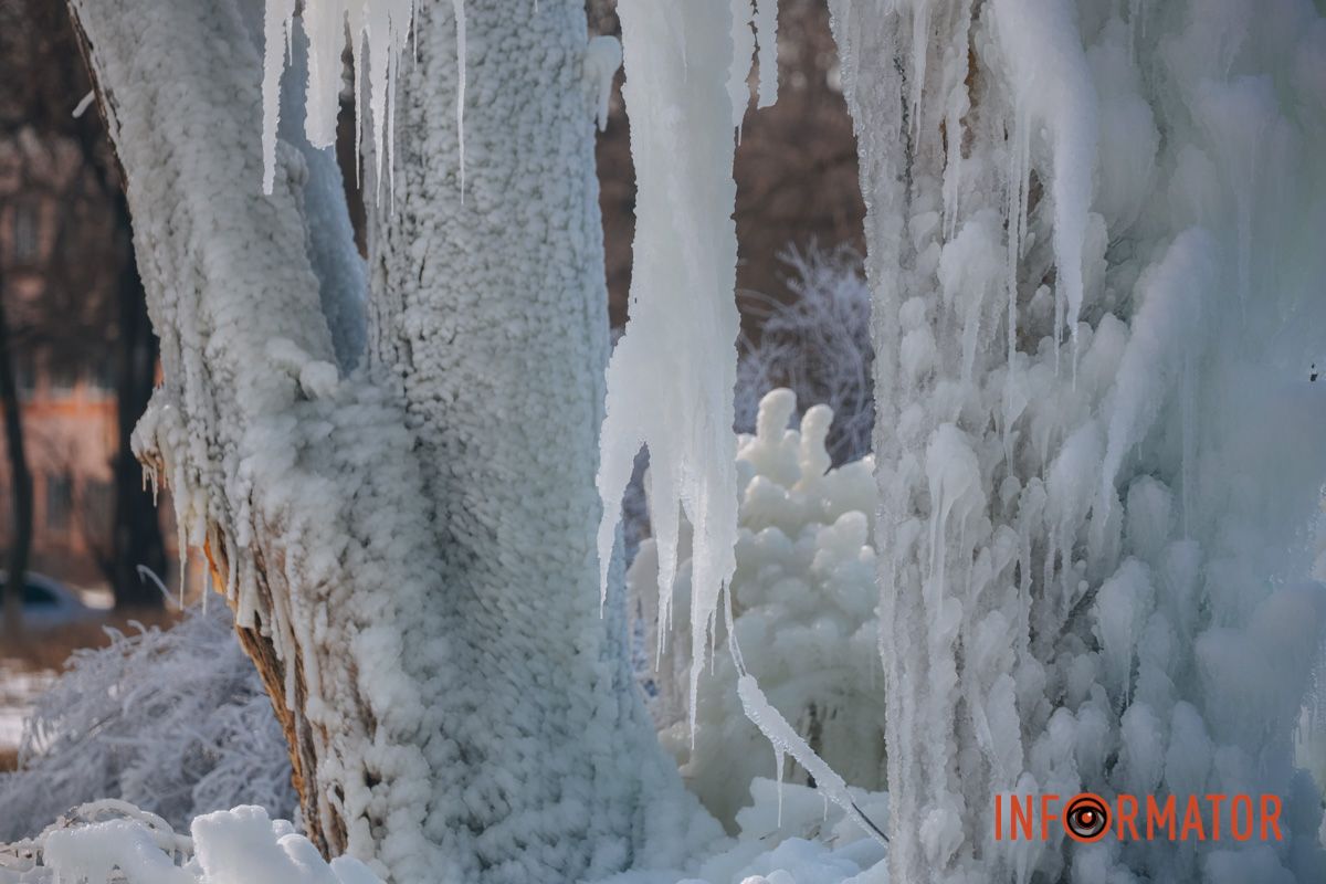 У Дніпрі на Богдана Хмельницького через порив труби на вулиці утворилася крижана казка 14