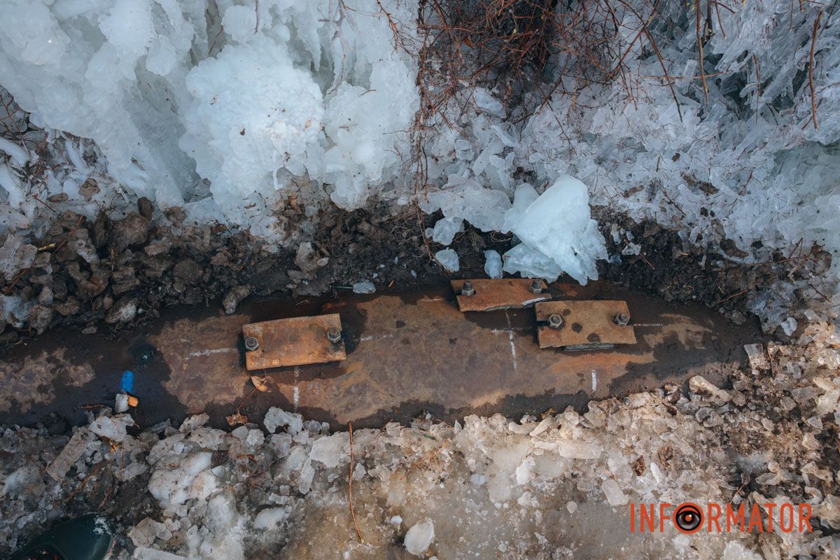 У Дніпрі на Богдана Хмельницького через порив труби на вулиці утворилася крижана казка 13