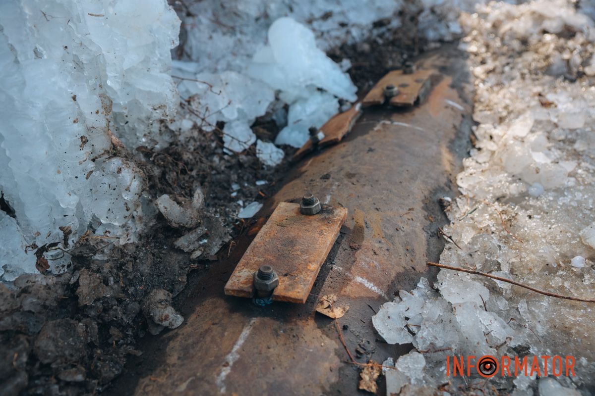 У Дніпрі на Богдана Хмельницького через порив труби на вулиці утворилася крижана казка 10