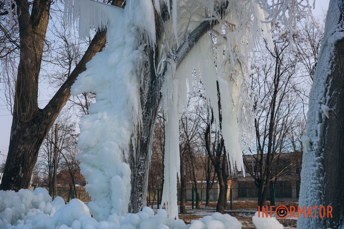 У Дніпрі на Богдана Хмельницького через порив труби на вулиці утворилася крижана казка 9