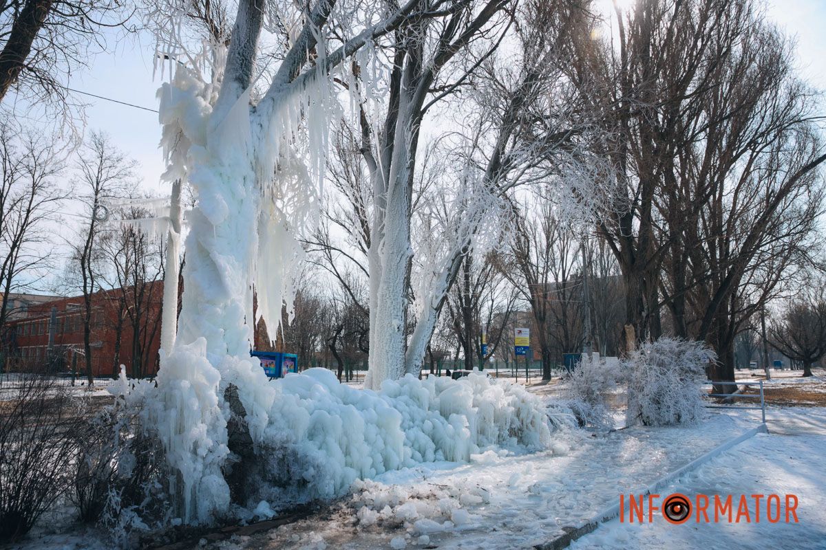 У Дніпрі на Богдана Хмельницького через порив труби на вулиці утворилася крижана казка 6