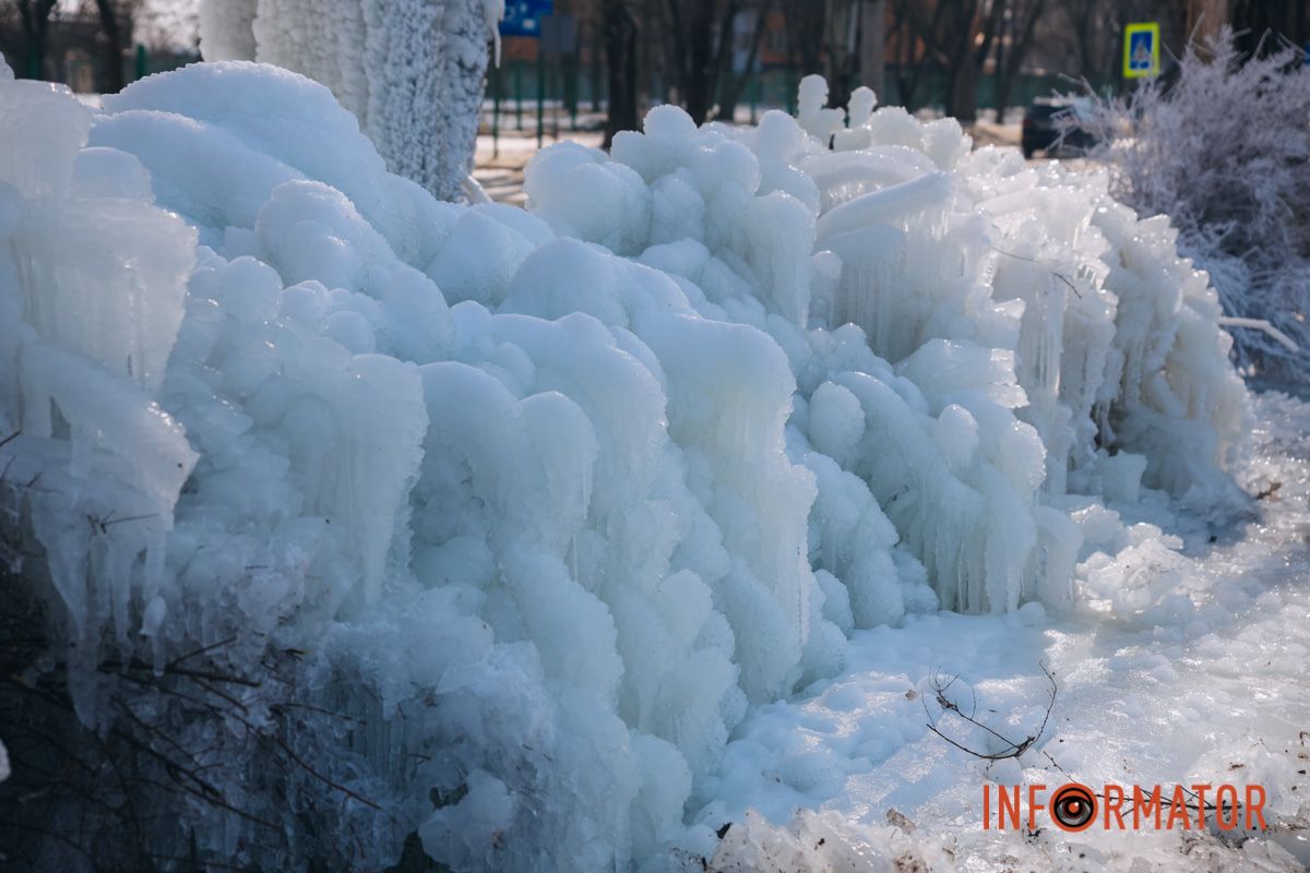 У Дніпрі на Богдана Хмельницького через порив труби на вулиці утворилася крижана казка 15