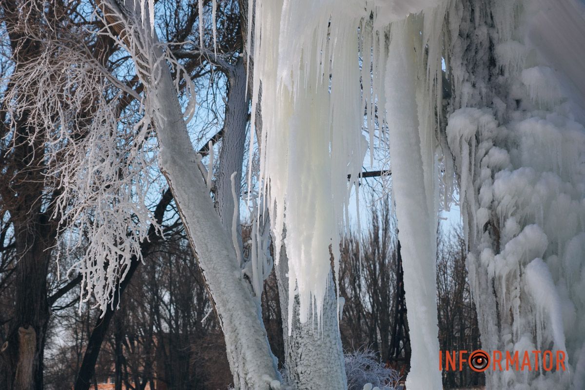 У Дніпрі на Богдана Хмельницького через порив труби на вулиці утворилася крижана казка 12