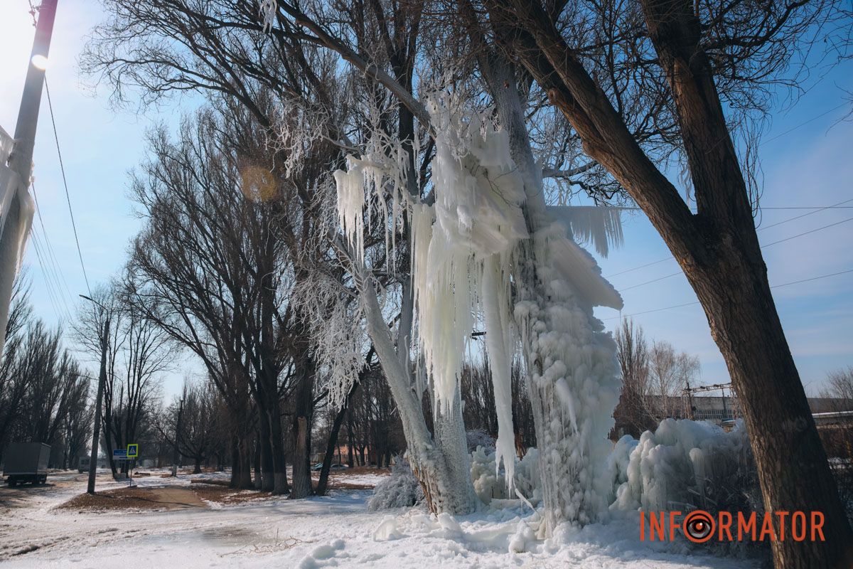 У Дніпрі на Богдана Хмельницького через порив труби на вулиці утворилася крижана казка 11