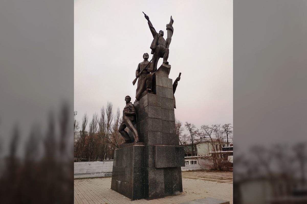 Пам'ятник комунарам Пам'ятник комунарам