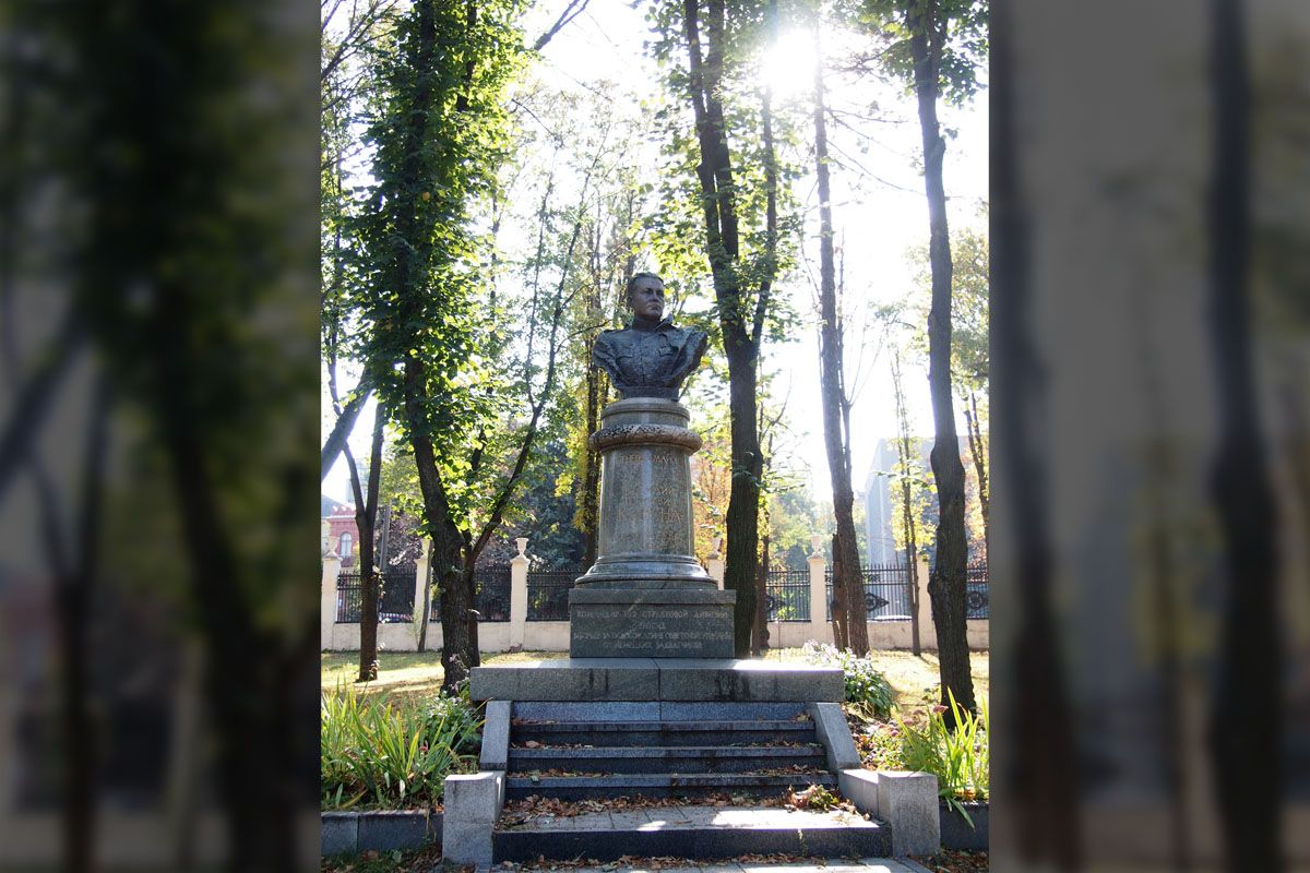 Пам'ятник Василю Каруні Пам'ятник Василю Каруні